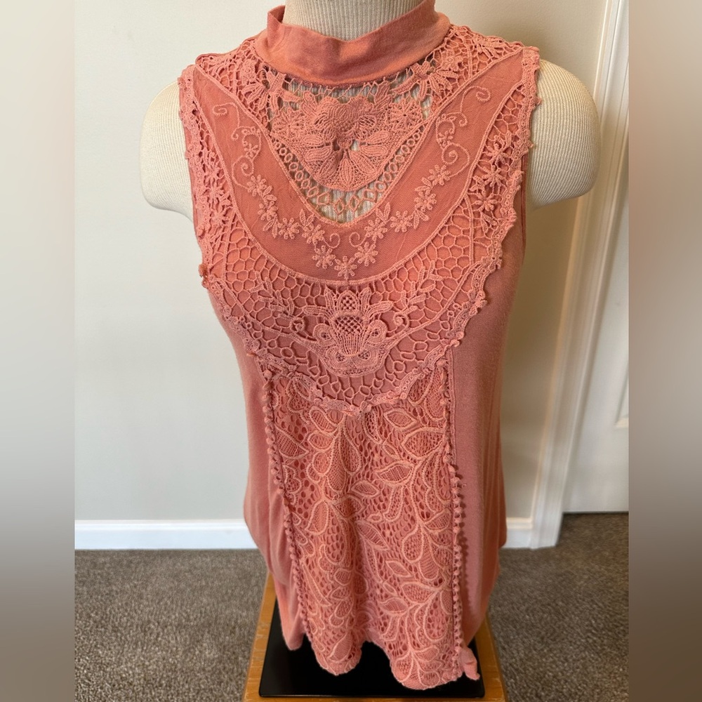 Women’s sleeveless shirt. Peach. size M (7-9).